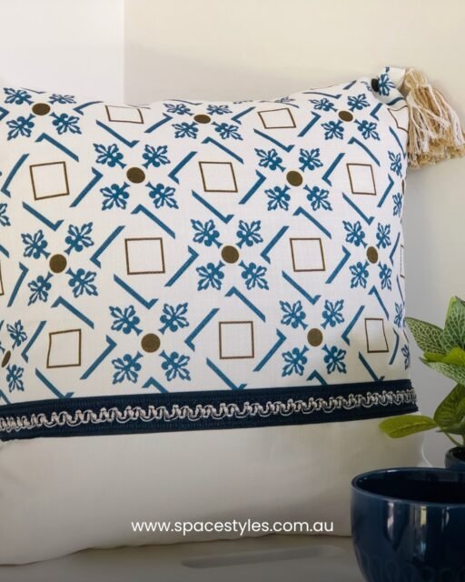New cushions, fresh look! π Simple changes can bring big transformations to your home. β¨ 
#SpacestylesAustralia #HomeAesthetics #ModernDecor #StatementCushions #CozyCorners #PillowAddict #LuxurySpaces #StylishHome
